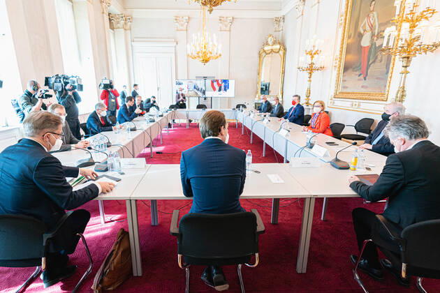 Wien 01.03.2021, Bundeskanzleramt, Wien, AUT, Bundesregierung, Kameraschwenk vor Austausch der Bundesregierung mit Experten und Landeshauptleuten zum Coronavirus und weiteren Oeffnungsschritten, im Bild v. l. Rudolf Anschober (Gruene), Peter Kaiser (SPOe), Markus Wallner (OeVP), Leonhard Schneemann (SPOe), Sebastian Kurz (OeVP), Wilfried Haslauer (OeVP), Michael Ludwig (SPOe), Johanna Mikl-Leitner (OeVP), Hermann Schuetzenhoefer (OeVP), Werner Kogler (Gruene) during a camera pan ahead of federal government s exchange with experts and state governors on coronavirus and further opening steps at the federal chancellery in Vienna, Austria on 2021 03 01.