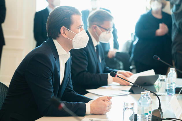 Wien 01.03.2021, Bundeskanzleramt, Wien, AUT, Bundesregierung, Kameraschwenk vor Austausch der Bundesregierung mit Experten und Landeshauptleuten zum Coronavirus und weiteren Oeffnungsschritten, im Bild v. l. Sebastian Kurz (OeVP), Rudolf Anschober (Gruene) during a camera pan ahead of federal government s exchange with experts and state governors on coronavirus and further opening steps at the federal chancellery in Vienna, Austria on 2021 03 01.