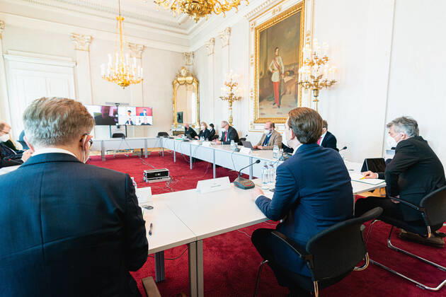 News Bilder des Tages Wien 01.03.2021, Bundeskanzleramt, Wien, AUT, Bundesregierung, Kameraschwenk vor Austausch der Bundesregierung mit Experten und Spitzen der Oppositionsparteien zum Coronavirus und weiteren Oeffnungsschritten, im Bild v. l. Rudolf Anschober (Gruene), Sebastian Kurz (OeVP), Werner Kogler (Gruene) during a camera pan ahead of federal government s exchange with experts and opposition party leaders on coronavirus and further opening steps at the federal chancellery in Vienna, Austria on 2021 03 01.