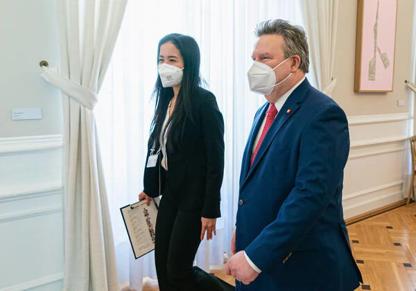 Wien 01.03.2021, Bundeskanzleramt, Wien, AUT, Bundesregierung, Kameraschwenk vor Austausch der Bundesregierung mit Experten und Landeshauptleuten zum Coronavirus und weiteren Oeffnungsschritten, im Bild Michael Ludwig (SPOe) during a camera pan ahead of federal government s exchange with experts and state governors on coronavirus and further opening steps at the federal chancellery in Vienna, Austria on 2021 03 01.