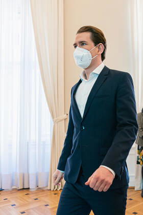 Wien 01.03.2021, Bundeskanzleramt, Wien, AUT, Bundesregierung, Kameraschwenk vor Austausch der Bundesregierung mit Experten und Landeshauptleuten zum Coronavirus und weiteren Oeffnungsschritten, im Bild Sebastian Kurz (OeVP) during a camera pan ahead of federal government s exchange with experts and state governors on coronavirus and further opening steps at the federal chancellery in Vienna, Austria on 2021 03 01.