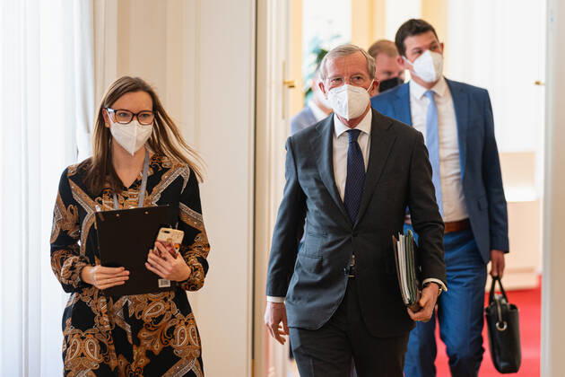 Wien 01.03.2021, Bundeskanzleramt, Wien, AUT, Bundesregierung, Kameraschwenk vor Austausch der Bundesregierung mit Experten und Landeshauptleuten zum Coronavirus und weiteren Oeffnungsschritten, im Bild Wilfried Haslauer (OeVP) during a camera pan ahead of federal government s exchange with experts and state governors on coronavirus and further opening steps at the federal chancellery in Vienna, Austria on 2021 03 01.