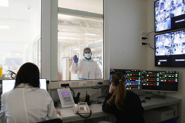 Modena. Intensive Care Unit for Covid Patients of the Polyclinic. In the photo, an intensive care nurse greets her colleagues on the occasion of her birthday Editorial Usage Only  Copyright: xROBERTOxBRANCOLINIx xIPAx