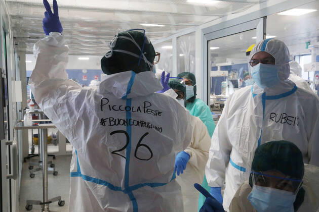 Modena. Intensive Care Unit for Covid Patients of the Polyclinic. In the photo, an intensive care nurse greets her colleagues on the occasion of her birthday Editorial Usage Only  Copyright: xROBERTOxBRANCOLINIx xIPAx