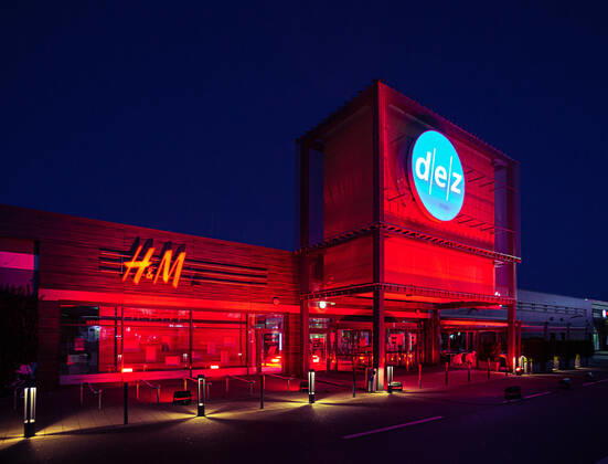 Kassel Einkaufszentren in Kassel leuchten rot Einkaufszentren in Kassel leuchten rot, das dez Einkaufszentrum in Kassel-Niederzwehren leuchtet rot als ein mahnendes Zeichen für die schwierige Lage der Händler sowie für eine schnelle Wiedereröffnung der Geschäfte in Deutschland, die Lichtaktion findet im Rahmen der Initiative Das Leben gehört ins Zentrum statt, zu der sich zahlreiche namhafte Handelsunternehmen zusammengeschlossen haben, 1. März 2021, Kassel Hessen Deutschland,