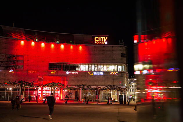 Kassel Einkaufszentren in Kassel leuchten rot Einkaufszentren in Kassel leuchten rot, das City-Center in der Innenstadt Kassel leuchtert rot als ein mahnendes Zeichen für die schwierige Lage der Händler sowie für eine schnelle Wiedereröffnung der Geschäfte in Deutschland, die Lichtaktion findet im Rahmen der Initiative Das Leben gehört ins Zentrum statt, zu der sich zahlreiche namhafte Handelsunternehmen zusammengeschlossen haben, 1. März 2021, Kassel Hessen Deutschland,