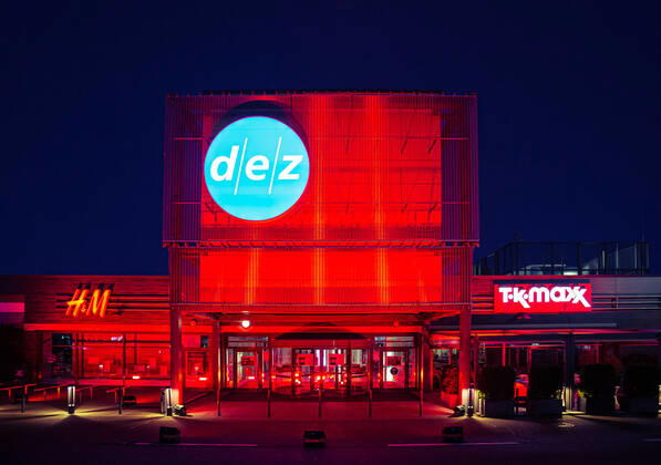 News Bilder des Tages Kassel Einkaufszentren in Kassel leuchten rot Einkaufszentren in Kassel leuchten rot, das dez Einkaufszentrum in Kassel-Niederzwehren leuchtet rot als ein mahnendes Zeichen für die schwierige Lage der Händler sowie für eine schnelle Wiedereröffnung der Geschäfte in Deutschland, die Lichtaktion findet im Rahmen der Initiative Das Leben gehört ins Zentrum statt, zu der sich zahlreiche namhafte Handelsunternehmen zusammengeschlossen haben, 1. März 2021, Kassel Hessen Deutschland,