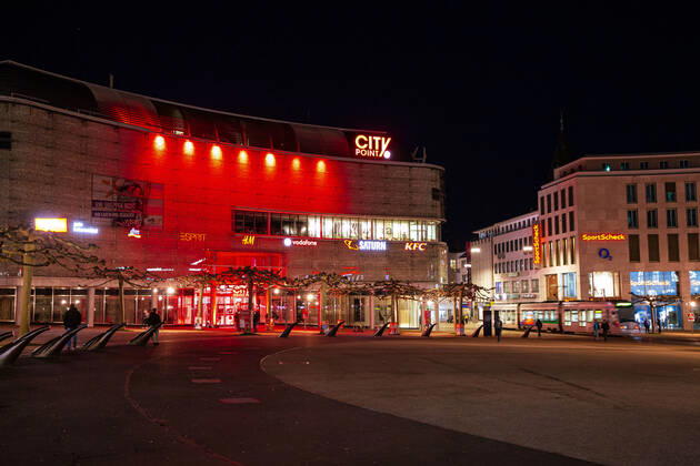 Kassel Einkaufszentren in Kassel leuchten rot Einkaufszentren in Kassel leuchten rot, das City-Center in der Innenstadt Kassel leuchtert rot als ein mahnendes Zeichen für die schwierige Lage der Händler sowie für eine schnelle Wiedereröffnung der Geschäfte in Deutschland, die Lichtaktion findet im Rahmen der Initiative Das Leben gehört ins Zentrum statt, zu der sich zahlreiche namhafte Handelsunternehmen zusammengeschlossen haben, 1. März 2021, Kassel Hessen Deutschland,