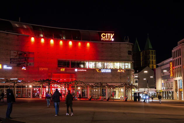 Kassel Einkaufszentren in Kassel leuchten rot Einkaufszentren in Kassel leuchten rot, das City-Center in der Innenstadt Kassel leuchtert rot als ein mahnendes Zeichen für die schwierige Lage der Händler sowie für eine schnelle Wiedereröffnung der Geschäfte in Deutschland, die Lichtaktion findet im Rahmen der Initiative Das Leben gehört ins Zentrum statt, zu der sich zahlreiche namhafte Handelsunternehmen zusammengeschlossen haben, 1. März 2021, Kassel Hessen Deutschland,