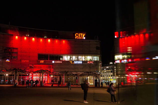 Kassel Einkaufszentren in Kassel leuchten rot Einkaufszentren in Kassel leuchten rot, das City-Center in der Innenstadt Kassel leuchtert rot als ein mahnendes Zeichen für die schwierige Lage der Händler sowie für eine schnelle Wiedereröffnung der Geschäfte in Deutschland, die Lichtaktion findet im Rahmen der Initiative Das Leben gehört ins Zentrum statt, zu der sich zahlreiche namhafte Handelsunternehmen zusammengeschlossen haben, 1. März 2021, Kassel Hessen Deutschland,