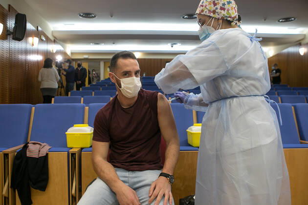Coronavirus in Spanien, Impfung in Merida A healthcare professional administers the first dose of the AstraZeneca vaccine against COVID-19 to the worker of the Ambulance Coordination Center Lorenzo Atanasio Gonzalez, at the Hospital of MÃ rida, Extremadura (Spain), on March 1, 2021. The vaccination against Covid-19 of the teachers collective in Extremadura begins this afternoon with the administration of the first dose to about 140 Infant and Primary school teachers under 55 years old who work in the health area of Merida. The vaccination will be the starting point of the administration of doses from now on and in a progressive to the rest of the group of teachers in the community. 01 MARCH 2021;EXTREMADURA;TEACHERS;TEACHING;VACCINATION;VACCINES;CORONAVIRUS;COVID-19;EDUCATION J Copyright: xJorgexArmestarx 3586873