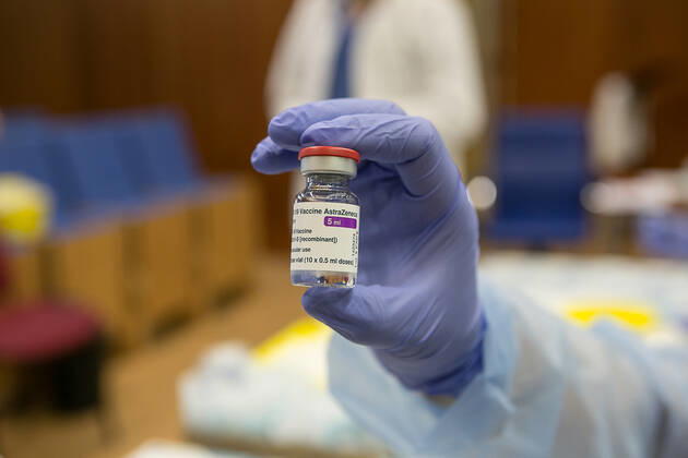 Coronavirus in Spanien, Impfung in Merida A healthcare professional holds a vial of the AstraZeneca vaccine against COVID-19 at the Hospital de MÃ rida, Extremadura (Spain), on 1 March 2021. The Covid-19 vaccination of teachers in Extremadura begins this afternoon with the administration of the first dose to about 140 pre-school and primary school teachers under the age of 55 who work in the health area of Merida. The vaccination will be the starting point of the administration of doses from now on and in a progressive to the rest of the group of teachers in the community. 01 MARCH 2021;EXTREMADURA;TEACHERS;TEACHING;VACCINATION;VACCINES;CORONAVIRUS;COVID-19;EDUCATION Jorge Armestar LagenciaEP 03 01 2021 MERIDA, EXTREMADURA MERIDA, EXTREMADURA Spain Copyright: xJorgexArmestarx 3586877