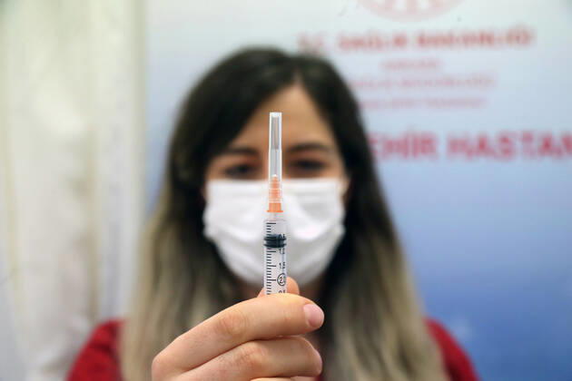 (210302) -- ANKARA, March 2, 2021 -- A nurse prepares to administer the COVID-19 vaccine in Ankara, Turkey on March 1, 2021. Turkey on Monday reported 9,891 new COVID-19 cases, including 645 symptomatic ones, raising the total number in the country to 2,711,479, according to the health ministry. The country started mass vaccination for COVID-19 on Jan. 14 after the authorities approved the emergency use of the Chinese CoronaVac vaccine. About 7,046,000 people have been vaccinated so far. (Photo by Xinhua) TURKEY-ANKARA-COVID-19-VACCINATION MustafaxKaya