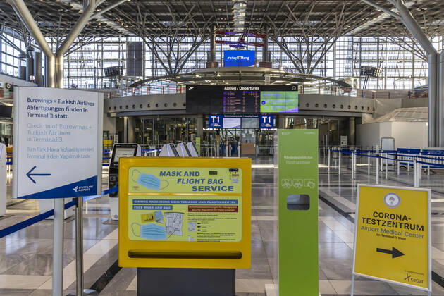 Flughafen Stuttgart in Zeiten der Corona-Pandemie. Der Flugplan ist drastisch ausgedünnt, der Flugbetrieb ist imTerminal 3 konzentriert. 01.03.2021: Deutschland, Baden-Württemberg, Stuttgart.
