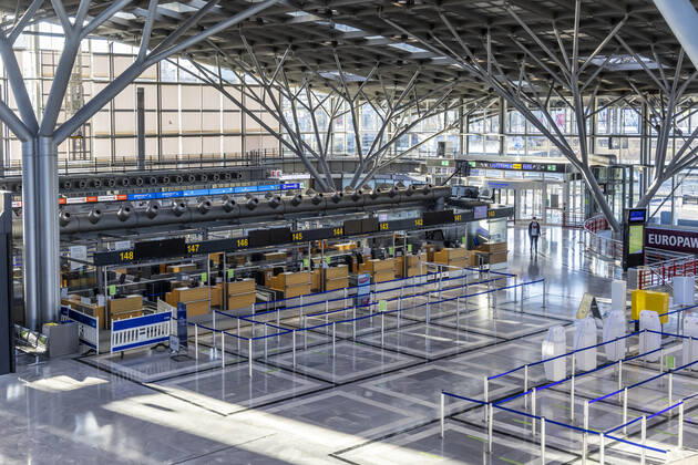 Flughafen Stuttgart in Zeiten der Corona-Pandemie. Der Flugplan ist drastisch ausgedünnt, der Flugbetrieb ist imTerminal 3 konzentriert. 01.03.2021: Deutschland, Baden-Württemberg, Stuttgart.