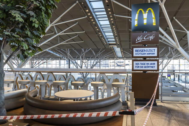 Flughafen Stuttgart in Zeiten der Corona-Pandemie. Der Reisemarkt, der angeblich 365 Tage im Jahr geöffnet hat, siecht vor sich hin. McDonalds hat den Betrieb eingestellt. 01.03.2021: Deutschland, Baden-Württemberg, Stuttgart.