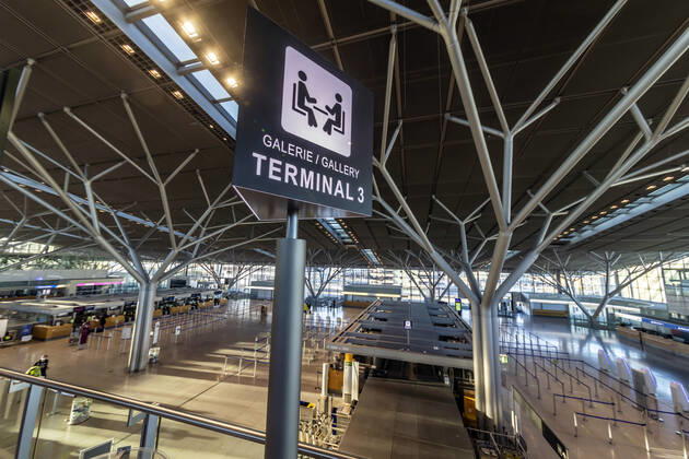 Flughafen Stuttgart in Zeiten der Corona-Pandemie. Der Flugplan ist drastisch ausgedünnt, der Flugbetrieb ist imTerminal 3 konzentriert. 01.03.2021: Deutschland, Baden-Württemberg, Stuttgart.