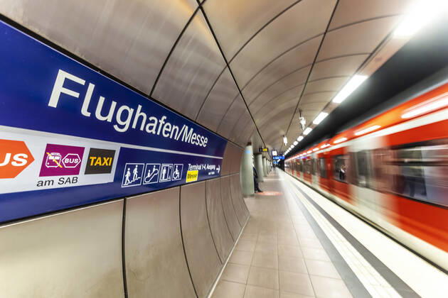 Flughafenbahnhof Stuttgart mit S-Bahn. 01.03.2021: Deutschland, Baden-Württemberg, Stuttgart.