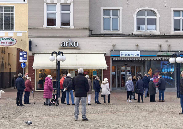 01.03.2021, Warteschlange am Corona-Impfzentrum in Eutin in Schleswig Holstein in der Fussgängerzone. Das Impfzentrum befindet in der Stadt sich an zentraler Stelle direkt auf dem Marktplatz im ehemaligen Sky-Markt. Das Impfzentrum wurde vom Kreis Ostholstein eingerichtet unter Beteiligung von THW und Bundeswehr. 01.03.2021, Betrieb im Impfzentrum in Eutin 01.03.2021, Betrieb im Impfzentrum in Eutin