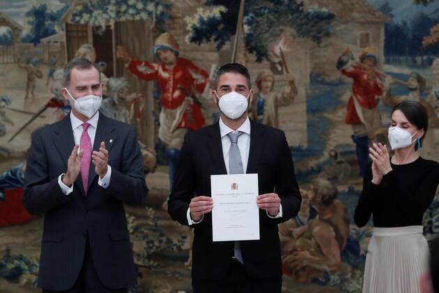Spain s King Felipe VI (L) and Queen Letizia (R) give Francisco Fernandez Ochoa Lifetime Achievement Award to Spanish basketball player Juan Carlos Navarro during a 2018 Spanish National Sports Awarding Ceremony at Pardo Palace, in Madrid, Spain, 02 March 2021. Spain s Royal couple gives 2018 Spanish National Sports Awards 2018 !ACHTUNG: NUR REDAKTIONELLE NUTZUNG!  Copyright: xJuanxCarlosxHidalgox GRAF6518 20210302-637502891491653181