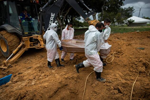 News Bilder des Tages Workers bury a covid-19 victim at the Nossa Senhora Aparecida Cemetery, in Manaus, Amazonas, Brazil, 01 March 2021 (issued 02 March). Brazil is experiencing the worst moment of the coronavirus pandemic, with an explosion of cases and income that has led health authorities to demand more restriction measures throughout the country, while the president, Jair Bolsonaro, insists on denying the seriousness of a disease that already leaves more than 250,000 dead. Brazil is experiencing the worst moment of the pandemic with more than 250 thousand deaths !ACHTUNG: NUR REDAKTIONELLE NUTZUNG!  Copyright: xRaphaelxAlvesx AME9083 20210302-637502942204525199