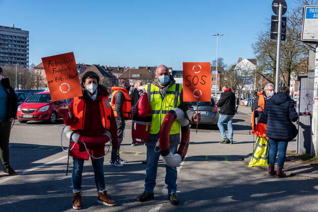 Kiel den 02. März 2021 Demonstration in Kiel. Unter dem Motto SOS Wir ertrinken marschierte heute eine überschaubare Gruppe vom Exerzierplatz durch die Stadt am Landeshaus vorbei bis zur Staatskanzlei. Die Demonstration galt der Forderung nach weiteren Öffnungen im Dienstleistungsgewerbe, für Selbstständige und körpernahe Dienstleistungen. Mit dabei Vertreter von u.A. Tattoo-Studios, Kosmetiksalons, Fahrschulen, Veranstalter.