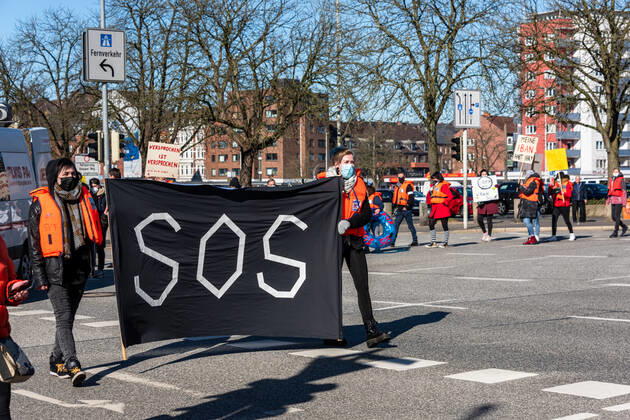 Kiel den 02. März 2021 Demonstration in Kiel. Unter dem Motto SOS Wir ertrinken marschierte heute eine überschaubare Gruppe vom Exerzierplatz durch die Stadt am Landeshaus vorbei bis zur Staatskanzlei. Die Demonstration galt der Forderung nach weiteren Öffnungen im Dienstleistungsgewerbe, für Selbstständige und körpernahe Dienstleistungen. Mit dabei Vertreter von u.A. Tattoo-Studios, Kosmetiksalons, Fahrschulen, Veranstalter.