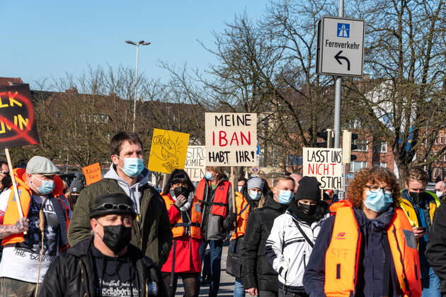 Kiel den 02. März 2021 Demonstration in Kiel. Unter dem Motto SOS Wir ertrinken marschierte heute eine überschaubare Gruppe vom Exerzierplatz durch die Stadt am Landeshaus vorbei bis zur Staatskanzlei. Die Demonstration galt der Forderung nach weiteren Öffnungen im Dienstleistungsgewerbe, für Selbstständige und körpernahe Dienstleistungen. Mit dabei Vertreter von u.A. Tattoo-Studios, Kosmetiksalons, Fahrschulen, Veranstalter.