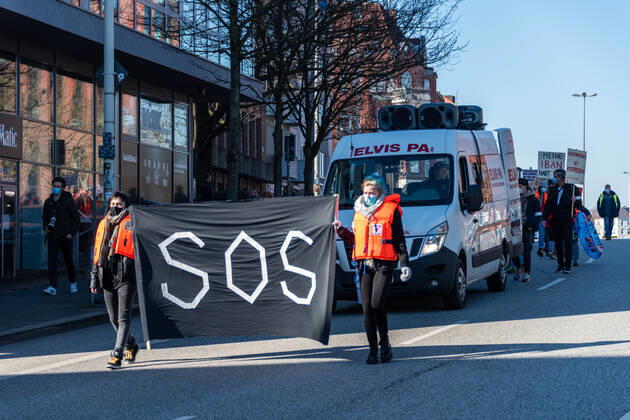 News Bilder des Tages Kiel den 02. März 2021 Demonstration in Kiel. Unter dem Motto SOS Wir ertrinken marschierte heute eine überschaubare Gruppe vom Exerzierplatz durch die Stadt am Landeshaus vorbei bis zur Staatskanzlei. Die Demonstration galt der Forderung nach weiteren Öffnungen im Dienstleistungsgewerbe, für Selbstständige und körpernahe Dienstleistungen. Mit dabei Vertreter von u.A. Tattoo-Studios, Kosmetiksalons, Fahrschulen, Veranstalter.