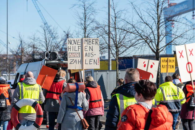 Kiel den 02. März 2021 Demonstration in Kiel. Unter dem Motto SOS Wir ertrinken marschierte heute eine überschaubare Gruppe vom Exerzierplatz durch die Stadt am Landeshaus vorbei bis zur Staatskanzlei. Die Demonstration galt der Forderung nach weiteren Öffnungen im Dienstleistungsgewerbe, für Selbstständige und körpernahe Dienstleistungen. Mit dabei Vertreter von u.A. Tattoo-Studios, Kosmetiksalons, Fahrschulen, Veranstalter.