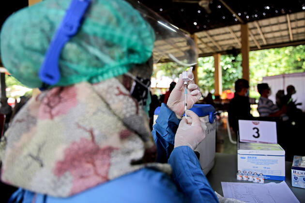 March 2, 2021, Jakarta, Indonesia: A healthcare worker prepares for a shot of Sinovac s COVID-19 vaccine..Mass vaccination for elderly at the school amid the coronavirus disease (COVID-19) in Jakarta. Jakarta Indonesia - ZUMAs197 20210302_zaa_s197_074 Copyright: xAslamxIqbalx