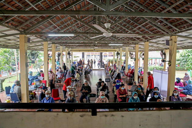 News Bilder des Tages March 2, 2021, Jakarta, Indonesia: Elderly people waiting for their turn to be vaccinated..Mass vaccination for elderly at the school amid the coronavirus disease (COVID-19) in Jakarta. Jakarta Indonesia - ZUMAs197 20210302_zaa_s197_077 Copyright: xAslamxIqbalx