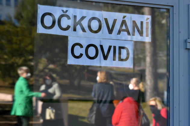 The Karlovy Vary Region, west Bohemia, which is extremely affected with COVID-19, has received 15,000 vaccine doses donated from Germany and Czechia added 1,800 doses from its reserves, regional spokeswoman Jana Pavlikova told CTK today. It is a gift, therefore Czechia does not need to return the equivalent amount once it has enough vaccine, the Saxony Health Ministry told CTK. The vaccine will be distributed evenly to all the three districts within the region. The total 5,600 vaccine doses from the AstraZeneca pharmaceutical firm have been delivered to the Karlovy Vary hospital. Now, the same supply is on its way to the hospitals in Sokolov and Cheb, she said in the morning. The Sokolov hospital received the vaccine this noon, on Tuesday KBS_01