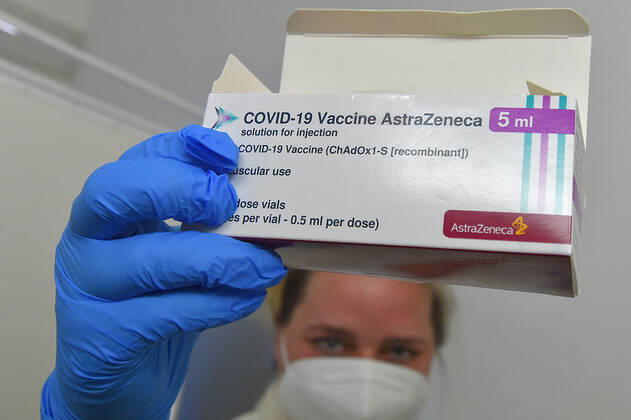 The Karlovy Vary Region, west Bohemia, which is extremely affected with COVID-19, has received 15,000 vaccine doses donated from Germany and Czechia added 1,800 doses from its reserves, regional spokeswoman Jana Pavlikova told CTK today. It is a gift, therefore Czechia does not need to return the equivalent amount once it has enough vaccine, the Saxony Health Ministry told CTK. The vaccine will be distributed evenly to all the three districts within the region. The total 5,600 vaccine doses from the AstraZeneca pharmaceutical firm have been delivered to the Karlovy Vary hospital. Now, the same supply is on its way to the hospitals in Sokolov and Cheb, she said in the morning. The Sokolov hospital received the vaccine this noon, on Tuesday KBS_02
