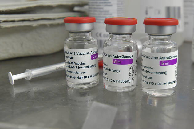 The Karlovy Vary Region, west Bohemia, which is extremely affected with COVID-19, has received 15,000 vaccine doses donated from Germany and Czechia added 1,800 doses from its reserves, regional spokeswoman Jana Pavlikova told CTK today. It is a gift, therefore Czechia does not need to return the equivalent amount once it has enough vaccine, the Saxony Health Ministry told CTK. The vaccine will be distributed evenly to all the three districts within the region. The total 5,600 vaccine doses from the AstraZeneca pharmaceutical firm have been delivered to the Karlovy Vary hospital. Now, the same supply is on its way to the hospitals in Sokolov and Cheb, she said in the morning. The Sokolov hospital received the vaccine this noon, on Tuesday KBS_04