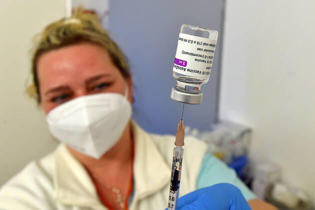 The Karlovy Vary Region, west Bohemia, which is extremely affected with COVID-19, has received 15,000 vaccine doses donated from Germany and Czechia added 1,800 doses from its reserves, regional spokeswoman Jana Pavlikova told CTK today. It is a gift, therefore Czechia does not need to return the equivalent amount once it has enough vaccine, the Saxony Health Ministry told CTK. The vaccine will be distributed evenly to all the three districts within the region. The total 5,600 vaccine doses from the AstraZeneca pharmaceutical firm have been delivered to the Karlovy Vary hospital. Now, the same supply is on its way to the hospitals in Sokolov and Cheb, she said in the morning. The Sokolov hospital received the vaccine this noon, on Tuesday KBS_06
