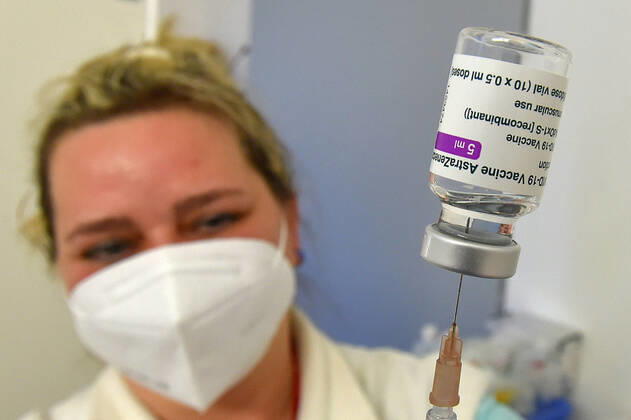 The Karlovy Vary Region, west Bohemia, which is extremely affected with COVID-19, has received 15,000 vaccine doses donated from Germany and Czechia added 1,800 doses from its reserves, regional spokeswoman Jana Pavlikova told CTK today. It is a gift, therefore Czechia does not need to return the equivalent amount once it has enough vaccine, the Saxony Health Ministry told CTK. The vaccine will be distributed evenly to all the three districts within the region. The total 5,600 vaccine doses from the AstraZeneca pharmaceutical firm have been delivered to the Karlovy Vary hospital. Now, the same supply is on its way to the hospitals in Sokolov and Cheb, she said in the morning. The Sokolov hospital received the vaccine this noon, on Tuesday KBS_07