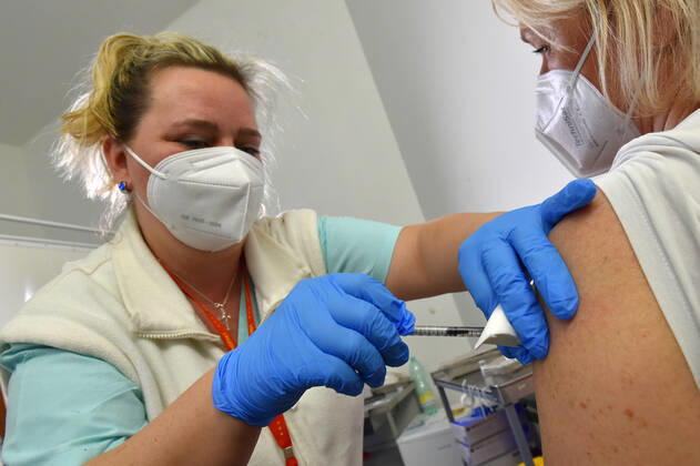 The Karlovy Vary Region, west Bohemia, which is extremely affected with COVID-19, has received 15,000 vaccine doses donated from Germany and Czechia added 1,800 doses from its reserves, regional spokeswoman Jana Pavlikova told CTK today. It is a gift, therefore Czechia does not need to return the equivalent amount once it has enough vaccine, the Saxony Health Ministry told CTK. The vaccine will be distributed evenly to all the three districts within the region. The total 5,600 vaccine doses from the AstraZeneca pharmaceutical firm have been delivered to the Karlovy Vary hospital. Now, the same supply is on its way to the hospitals in Sokolov and Cheb, she said in the morning. The Sokolov hospital received the vaccine this noon, on Tuesday KBS_09k