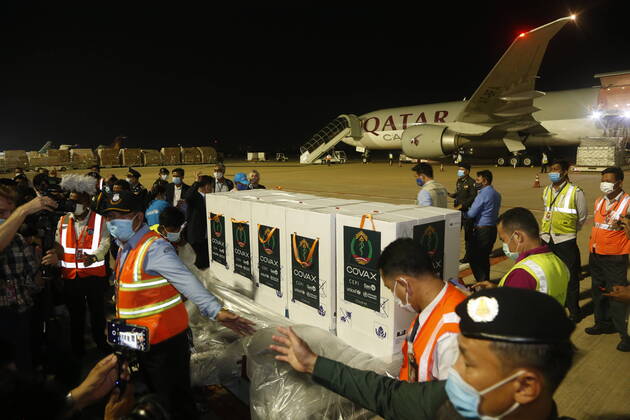 (210302) -- PHNOM PENH, March 2, 2021 -- Workers unload boxes containing COVID-19 vaccines at the Phnom Penh International Airport in Phnom Penh, Cambodia, March 2, 2021. Cambodia on Tuesday took the delivery of 324,000 doses of Indian-made AstraZeneca COVID-19 vaccine from the COVAX Facility. (Photo by Xinhua) CAMBODIA-PHNOM PENH-COVID-19 VACCINE Phearum 