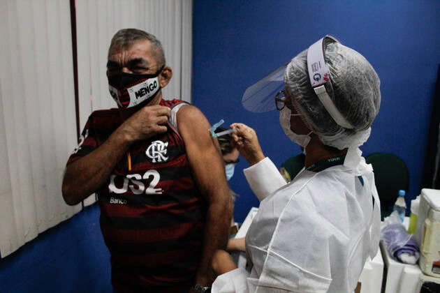 MANAUS, AM - 02.03.2021: VACINAÇÃO EM IDOSOS DE 68 ANOS EM MANAUS - Vaccination against Covid-19 in 68-year-olds, this Tuesday morning (2), at the State Center for Family Living, Father Pedro Vignola in the northern part of the city of Manaus (AM). x2038206x  SandroxPereira