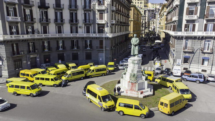 News Themen der Woche KW09 News Bilder des Tages March 2, 2021, Napoli, ITALIA: 02 03 2021 Napoli, questa mattina gli i conducenti degli scuolabus hanno protestato sotto la giunta regionale della Campania contro la chiusura delle scuole perchÂ non possono lavorare e non hanno avuto i ristori Napoli ITALIA - ZUMAs236 20210302_zap_s236_001 Copyright: xFabioxSassox