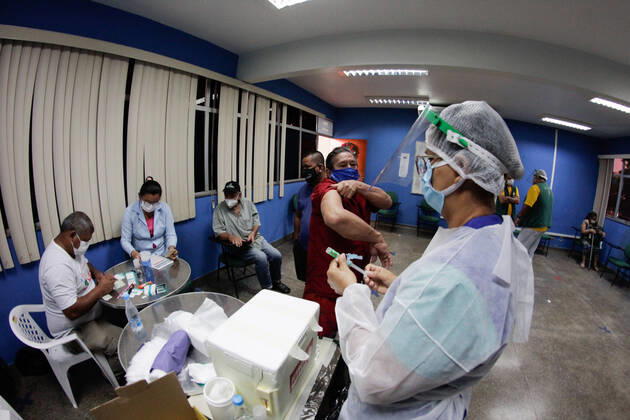 MANAUS, AM - 02.03.2021: VACINAÇÃO EM IDOSOS DE 68 ANOS EM MANAUS - Vaccination against Covid-19 in 68-year-olds, this Tuesday morning (2), at the State Center for Family Living, Father Pedro Vignola in the northern part of the city of Manaus (AM). In the photo, a nurse prepares a dose of the Oxford AstraZeneca vaccine. x2038218x  SandroxPereira