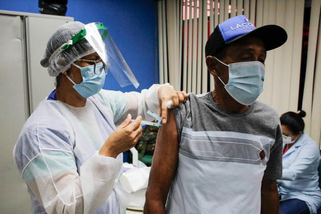 MANAUS, AM - 02.03.2021: VACINAÇÃO EM IDOSOS DE 68 ANOS EM MANAUS - Vaccination against Covid-19 in 68-year-olds, this Tuesday morning (2), at the State Center for Family Living, Father Pedro Vignola in the northern part of the city of Manaus (AM). x2038239x  SandroxPereira