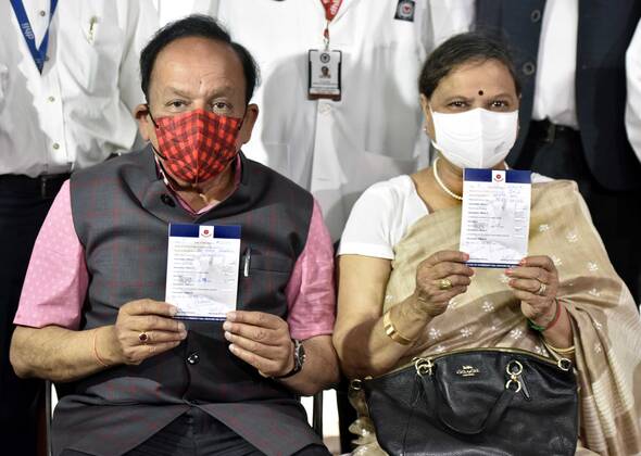 NEW DELHI, INDIA - MARCH 2: Union Minister of Health & Family Welfare, Dr Harsh Vardhan, with his wife Nutan Goel take the first dose of COVID19 vaccine at Delhi Heart and Lung Institute panchkuian Road on March 2, 2021 in New Delhi, India. (Photo by Sonu Mehta Hindustan Times) Union Health Minister Harsh Vardhan Take First Dose Of Covid 19 Vaccine