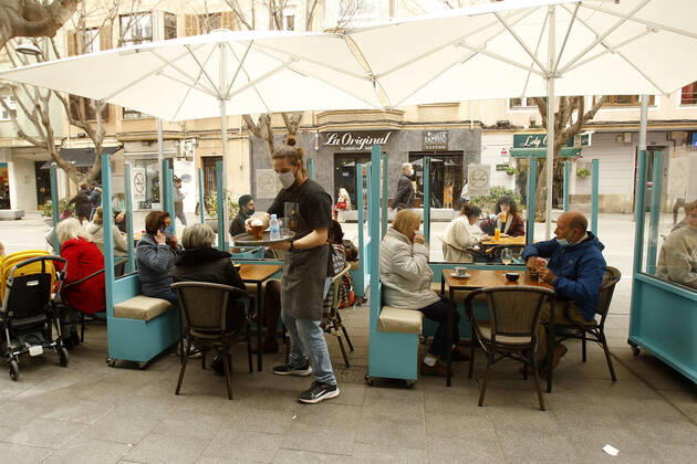 Several people on the terrace of a bar in Palma, Majorca, Balearic Islands, Spain, on March 2, 2021. Mallorca receives this Tuesday new measures relating to hospitality and social gatherings. Thus, bars and restaurants on the island will be able to reopen their terraces and social gatherings may be up to six people. 02 MARCH 2021;MALLORCA;FORMENTERA;BALEARIC ISLANDS;HOTEL AND CATERING TRADE Isaac Buj LagenciaEP 03 02 2021 PALMA, MALLORCA, BALEARIC ISLAND PALMA, MALLORCA, BALEARIC ISLAND Spain Copyright: xIsaacxBujx 3587994
