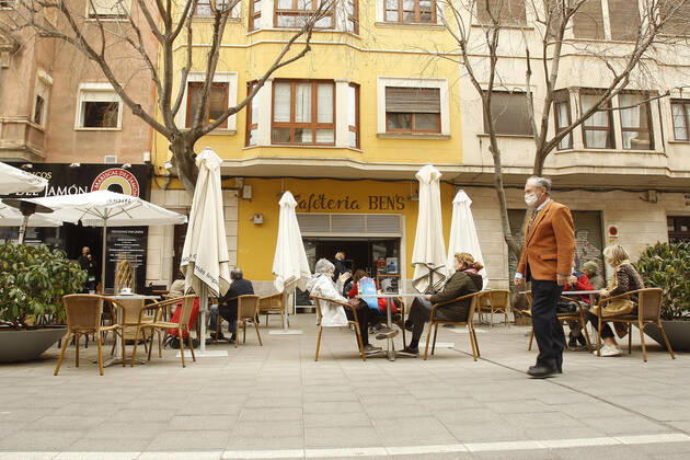 Several people on the terrace of a bar in Palma, Majorca, Balearic Islands, Spain, on March 2, 2021. Mallorca receives this Tuesday new measures relating to hospitality and social gatherings. Thus, bars and restaurants on the island will be able to reopen their terraces and social gatherings may be up to six people. 02 MARCH 2021;MALLORCA;FORMENTERA;BALEARIC ISLANDS;HOTEL AND CATERING TRADE Isaac Buj LagenciaEP 03 02 2021 PALMA, MALLORCA, BALEARIC ISLAND PALMA, MALLORCA, BALEARIC ISLAND Spain Copyright: xIsaacxBujx 3587995