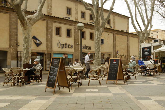 Several people on the terrace of a bar in Palma, Majorca, Balearic Islands, Spain, on March 2, 2021. Mallorca receives this Tuesday new measures relating to hospitality and social gatherings. Thus, bars and restaurants on the island will be able to reopen their terraces and social gatherings may be up to six people. 02 MARCH 2021;MALLORCA;FORMENTERA;BALEARIC ISLANDS;HOTEL AND CATERING TRADE Isaac Buj LagenciaEP 03 02 2021 PALMA, MALLORCA, BALEARIC ISLAND PALMA, MALLORCA, BALEARIC ISLAND Spain Copyright: xIsaacxBujx 3587996