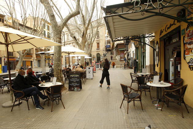 Several people on the terrace of a bar in Palma, Majorca, Balearic Islands, Spain, on March 2, 2021. Mallorca receives this Tuesday new measures relating to hospitality and social gatherings. Thus, bars and restaurants on the island will be able to reopen their terraces and social gatherings may be up to six people. 02 MARCH 2021;MALLORCA;FORMENTERA;BALEARIC ISLANDS;HOTEL AND CATERING TRADE Isaac Buj LagenciaEP 03 02 2021 PALMA, MALLORCA, BALEARIC ISLAND PALMA, MALLORCA, BALEARIC ISLAND Spain Copyright: xIsaacxBujx 3587998