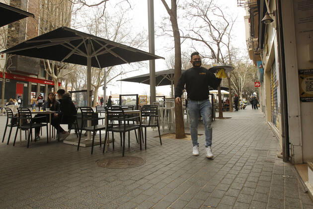 A waiter serves several customers on the terrace of a bar in Palma, Majorca, Balearic Islands, Spain, March 2, 2021. Mallorca receives this Tuesday new measures relating to hospitality and social gatherings. Thus, bars and restaurants on the island will be able to reopen their terraces and social gatherings may be up to six people. 02 MARCH 2021;MALLORCA;FORMENTERA;BALEARIC ISLANDS;HOTEL AND CATERING TRADE Isaac Buj LagenciaEP 03 02 2021 PALMA, MALLORCA, BALEARIC ISLAND PALMA, MALLORCA, BALEARIC ISLAND Spain Copyright: xIsaacxBujx 3588004