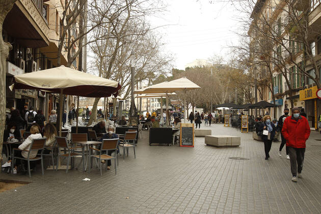 The terrace of a bar in Palma, Majorca, Balearic Islands (Spain), on 2 March 2021. Mallorca receives this Tuesday new measures relating to hospitality and social gatherings. Thus, bars and restaurants on the island will be able to reopen their terraces and social gatherings may be up to six people. 02 MARCH 2021;MALLORCA;FORMENTERA;BALEARIC ISLANDS;HOTEL AND CATERING TRADE Isaac Buj LagenciaEP 03 02 2021 PALMA, MALLORCA, BALEARIC ISLAND PALMA, MALLORCA, BALEARIC ISLAND Spain Copyright: xIsaacxBujx 3588010